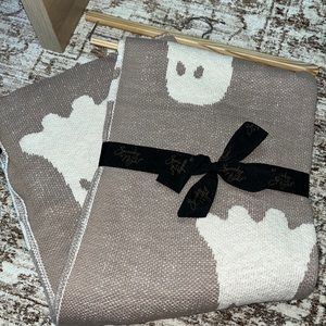 VIRAL GHOST BLANKER FOR THE NEUTRAL GIRLIES